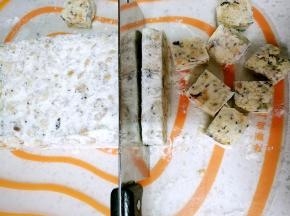 冷却后切块，裹上奶粉，即可享用