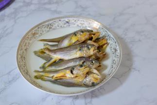黄花鱼去鳞去内脏去腮，洗净
