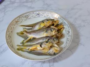 黄花鱼去鳞去内脏去腮，洗净