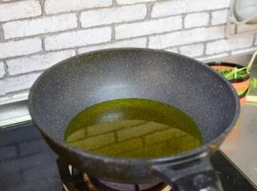 锅中油八成热