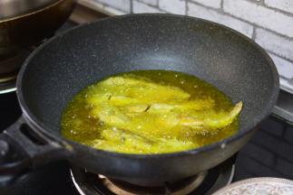 加黄花鱼，开始炸