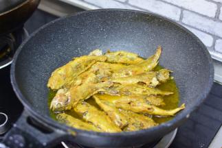 炸酥，取出控油