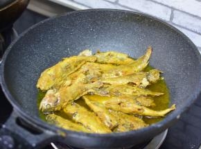 炸酥，取出控油