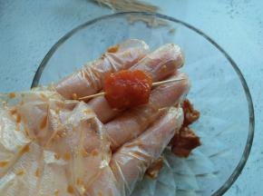 把肉串在牙签上