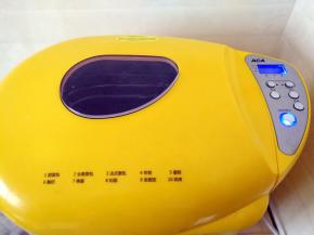 将面包桶放入面包机，开启烘烤功能，每隔一会儿用刮刀搅拌，本次使用的是ACA MB500面包机