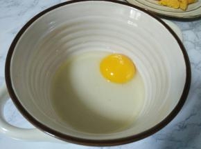 鸡蛋打入碗