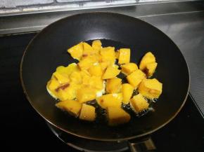 锅中油热，加入馒头丁，炒匀