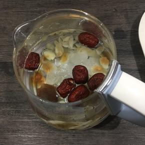 所有食材倒入养生壶里