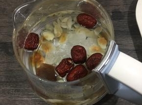 所有食材倒入养生壶里