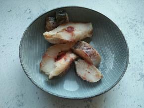 鳕鱼洗净，切段