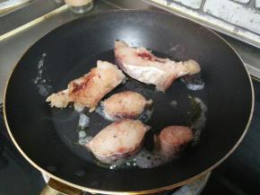 锅中加橄榄油，加腌制好的鳕鱼