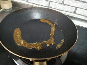 蚝油加水淀粉，熬开