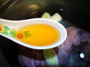 在锅中飞水 加入葱姜 料酒 表面变色后捞出