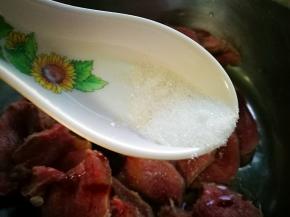 放入大碗中 加入适量盐