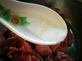 放入大碗中 加入适量盐