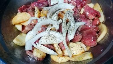 加入口蘑片 洋葱 胡椒粉 拌匀