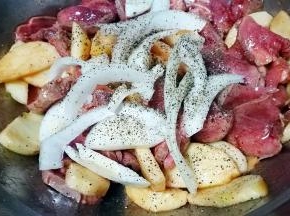 加入口蘑片 洋葱 胡椒粉 拌匀