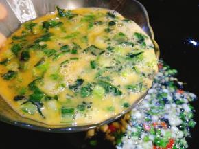 油中下葱姜蒜末 倒入蛋液