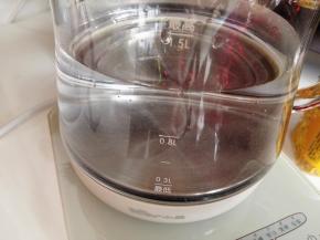 2．	养生壶里加入1L清水，