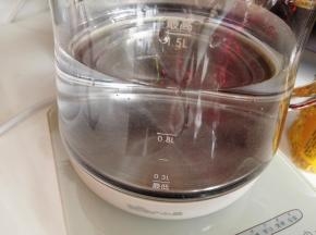 2．	养生壶里加入1L清水，