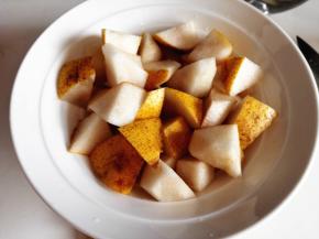 1．	先把梨清洗干净，将梨切成小块，不用去皮哦，