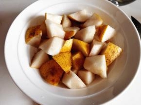 1．	先把梨清洗干净，将梨切成小块，不用去皮哦，