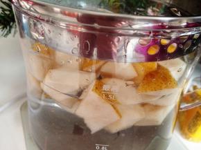 3．	倒入切好的梨块，