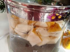 3．	倒入切好的梨块，