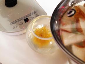 7．	等梨水煮开后，倒入放有干菊花的杯子里，