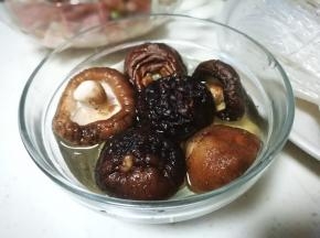 香菇泡发 洗净