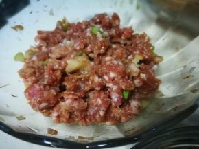 猪肉馅加葱姜盐生抽 搅拌均匀 使肉馅上劲儿