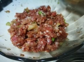 猪肉馅加葱姜盐生抽 搅拌均匀 使肉馅上劲儿