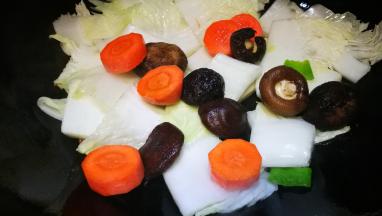 锅中油热 下香菇胡萝卜白菜翻炒