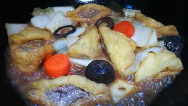 倒入高汤 炖制肉熟