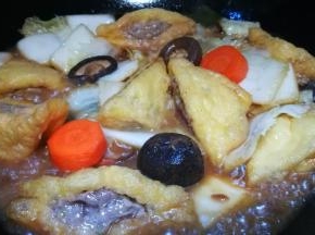 倒入高汤 炖制肉熟