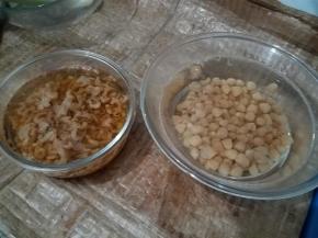 干贝和海米分别洗净用清水加一勺料酒浸泡一个小时以上。