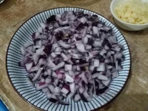 洋葱切成细丁，蒜头剁成蒜蓉待用。