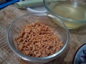 将干贝和海米沥干水。