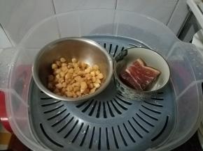 干贝和火腿一起上锅蒸15分钟。