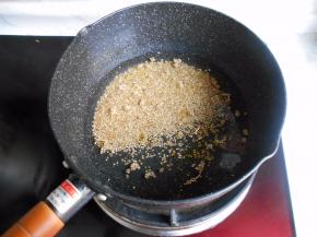 将藜麦清洗后加入水略泡，然后大火煮开后转中小火煮15-20分钟。