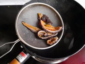 用沸水略焯一下捞出沥水。