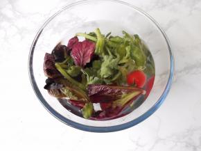 冰草，罗马生菜，樱桃番茄冼净备用。