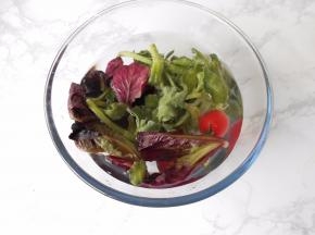冰草，罗马生菜，樱桃番茄冼净备用。