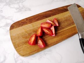 樱桃番茄切成长条段。