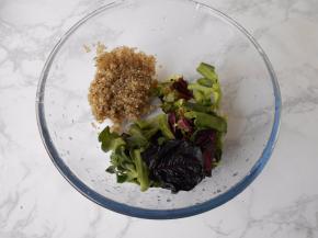 将藜麦、切成段的冰草，罗马生菜放在盆中备用。