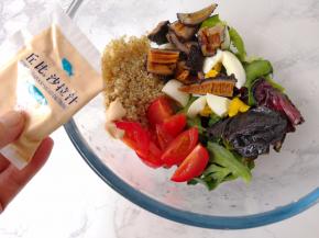 将所有的菜食材都放入盆中，加入丘比海鲜沙拉资本。