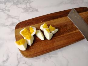 鸡蛋切成小块。