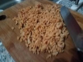 将海米切成碎末待用。