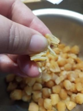 蒸过的干贝稍凉至不烫手后，拆成细丝。干贝和火腿蒸出的汤汁都留用。