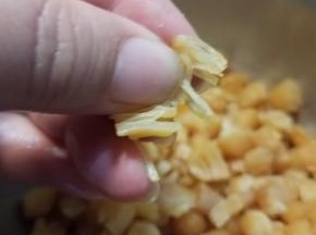 蒸过的干贝稍凉至不烫手后，拆成细丝。干贝和火腿蒸出的汤汁都留用。